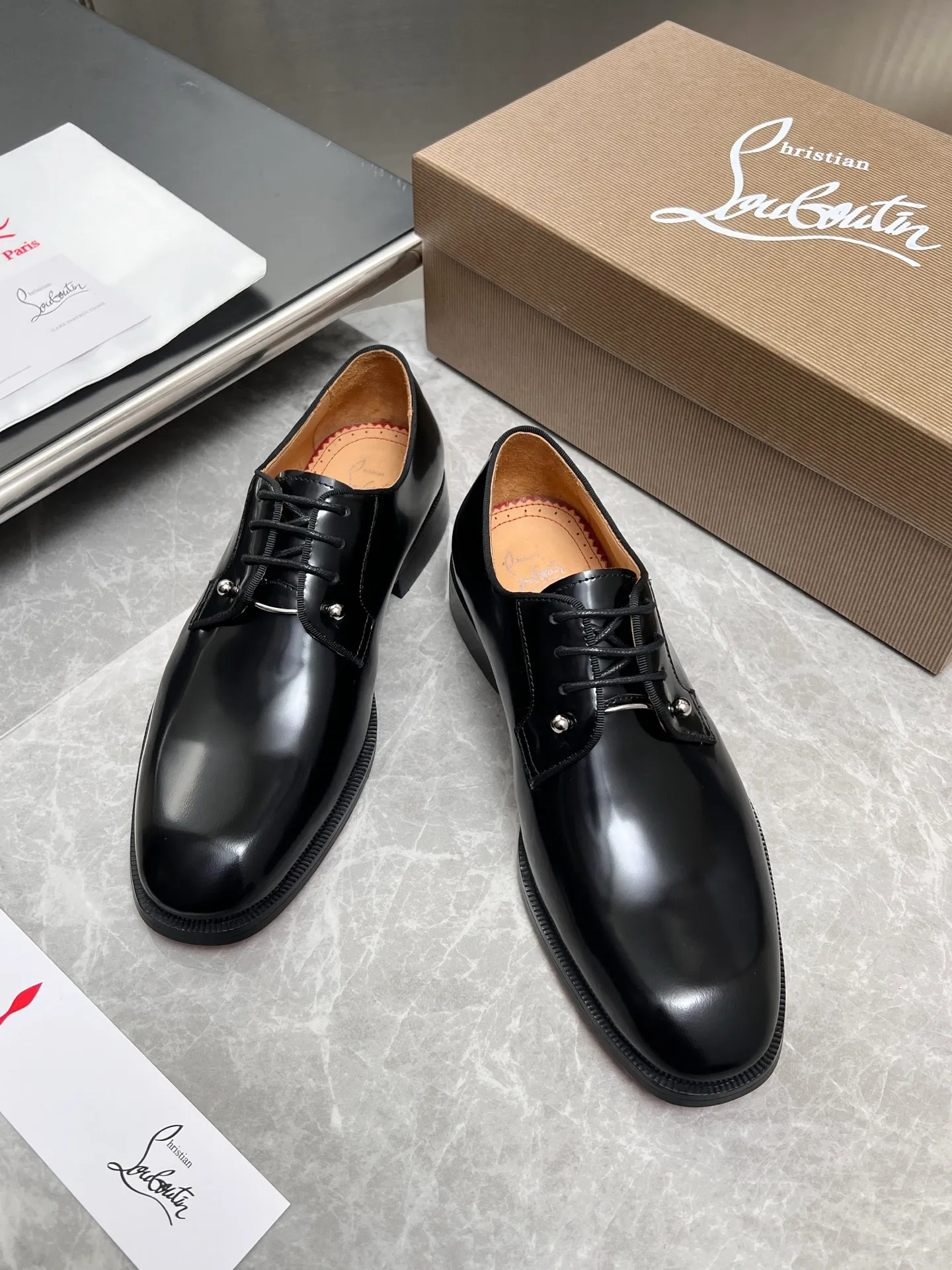 [CL red sole] Top P: 900💰 Number of yards: 39~44 (38.4546. Customized, non-refundable) CL new men's formal shoes Loaf leather shoes Christia* Loubouti* red sole shoes The red sole is luxurious and elegant, reshaping the style boundary of casual formal wear. It is extremely innovative in material selection, and creates a rich visual and tactile experience through the collision of different materials! Made of top-grade calfskin/glossy patent leather/spliced ​​technical fabric in contrasting colors. The upper is stitched by hand with fine and even stitching. It is based on the square-toe loafer shoe shape, with neat and elegant lines, which fits the toughness of men's wear. The upper is embellished with metal rivets, injecting individual details into classic loafers, breaking the mediocrity of casual shoes, and giving a concrete expression of "low-key luxury". From the original color/red cowhide lining inside the shoe to the instantly recognizable red sole, the "red sole" is not only the brand's visual identity, but also a "luxury codeword" when walking. The red sole exposed inadvertently conveys taste and identity instantly. From the innovative splicing of materials, to the personalized fusion of design, to the ingenious inheritance of craftsmanship, the Christian Louboutin men's loafer series is not only a pair of casual shoes, but also a "yuppie style" dressing weapon for men. Whether it is a casual business meeting or a casual look for daily travel, it can help you become a unique and stylish man in every occasion with its "red Loaf" attitude.